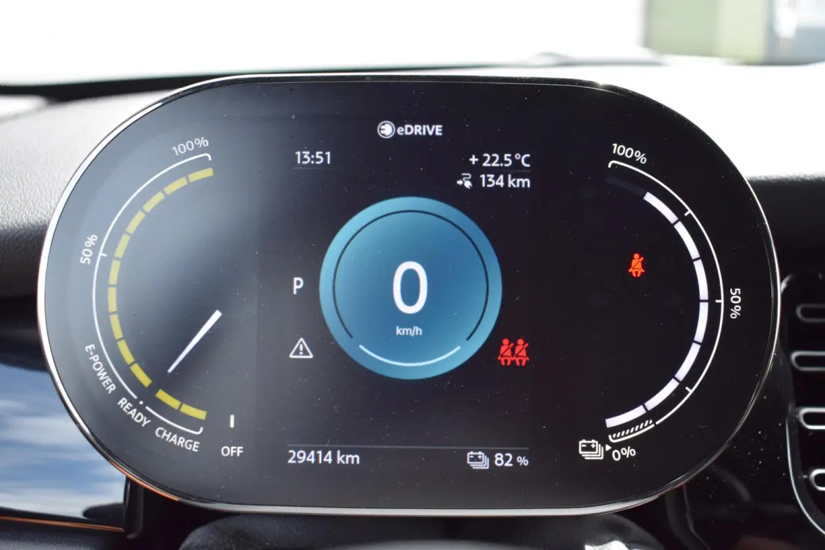33 kWh | Leder | Prof Navischerm |