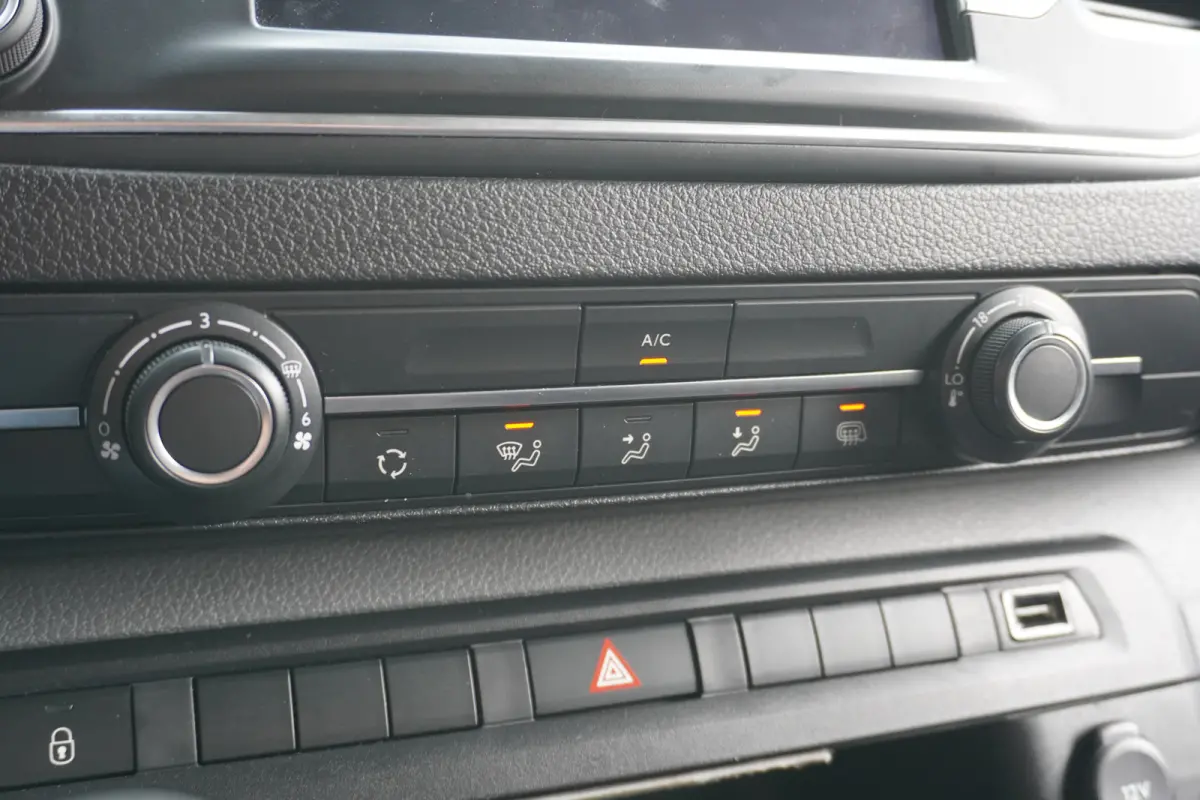 2.0 BlueHDI 120PK Dubbel cabine EURO 6 - Airco -Navi - Cruise - €14.950,- Excl.