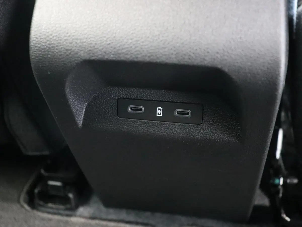 EV60 Optimum Charge Techno | Stoel en stuurverwarming | Parkeersensoren voor en achter | Dodehoek detectie | Adaptieve cruise control |