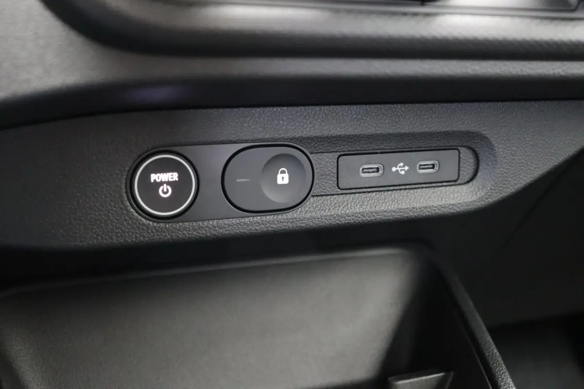 urban range techno 27.5 kWh | 18" lichtmetalen velgen | Stoelverwarming | Parkeersensoren voor/achter | Blind spot warning |