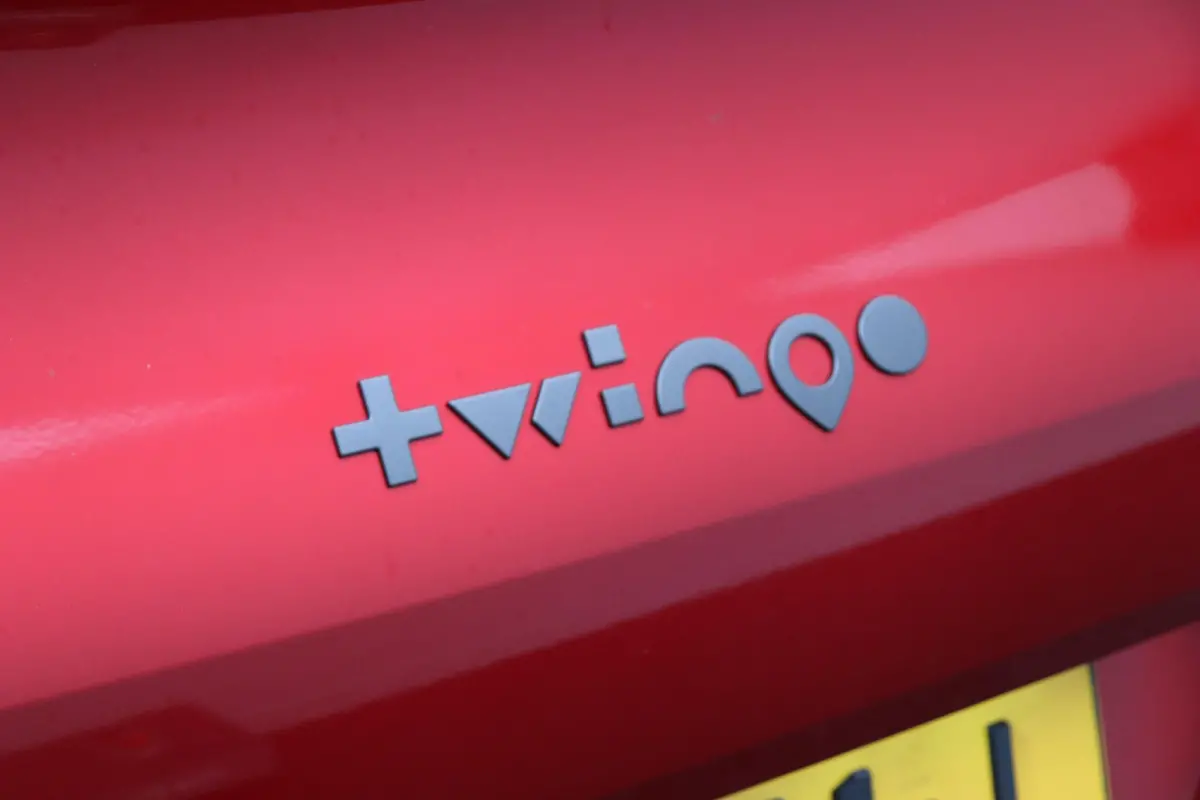 urban range techno 27.5 kWh | 18" lichtmetalen velgen | Stoelverwarming | Parkeersensoren voor/achter | Blind spot warning |