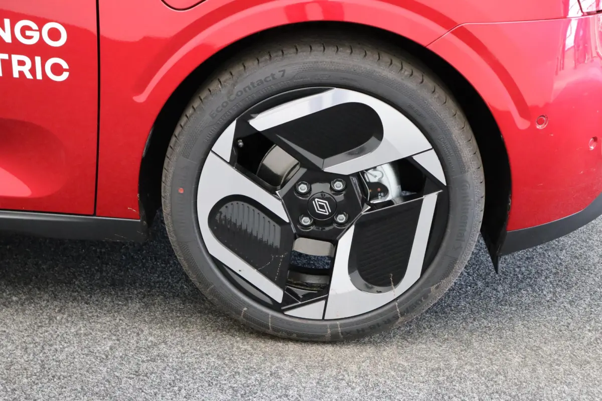 urban range techno 27.5 kWh | 18" lichtmetalen velgen | Stoelverwarming | Parkeersensoren voor/achter | Blind spot warning |