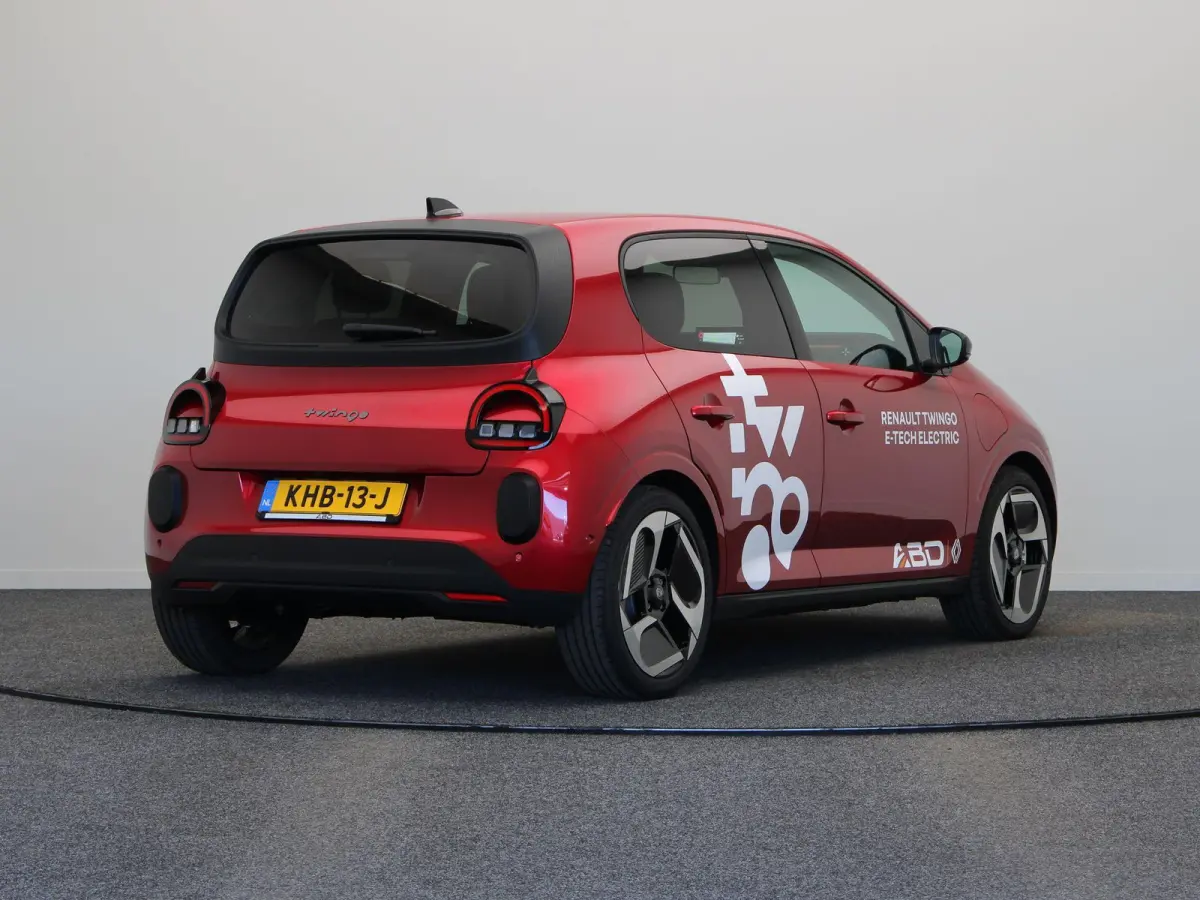 urban range techno 27.5 kWh | 18" lichtmetalen velgen | Stoelverwarming | Parkeersensoren voor/achter | Blind spot warning |