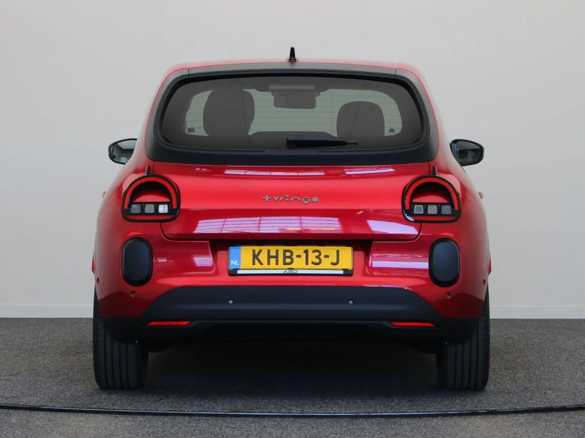 urban range techno 27.5 kWh | 18" lichtmetalen velgen | Stoelverwarming | Parkeersensoren voor/achter | Blind spot warning |