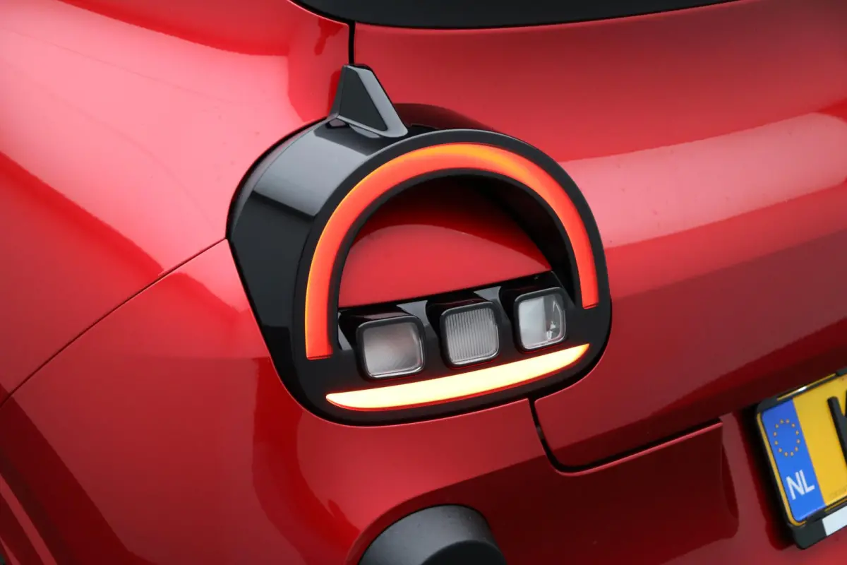 urban range techno 27.5 kWh | 18" lichtmetalen velgen | Stoelverwarming | Parkeersensoren voor/achter | Blind spot warning |