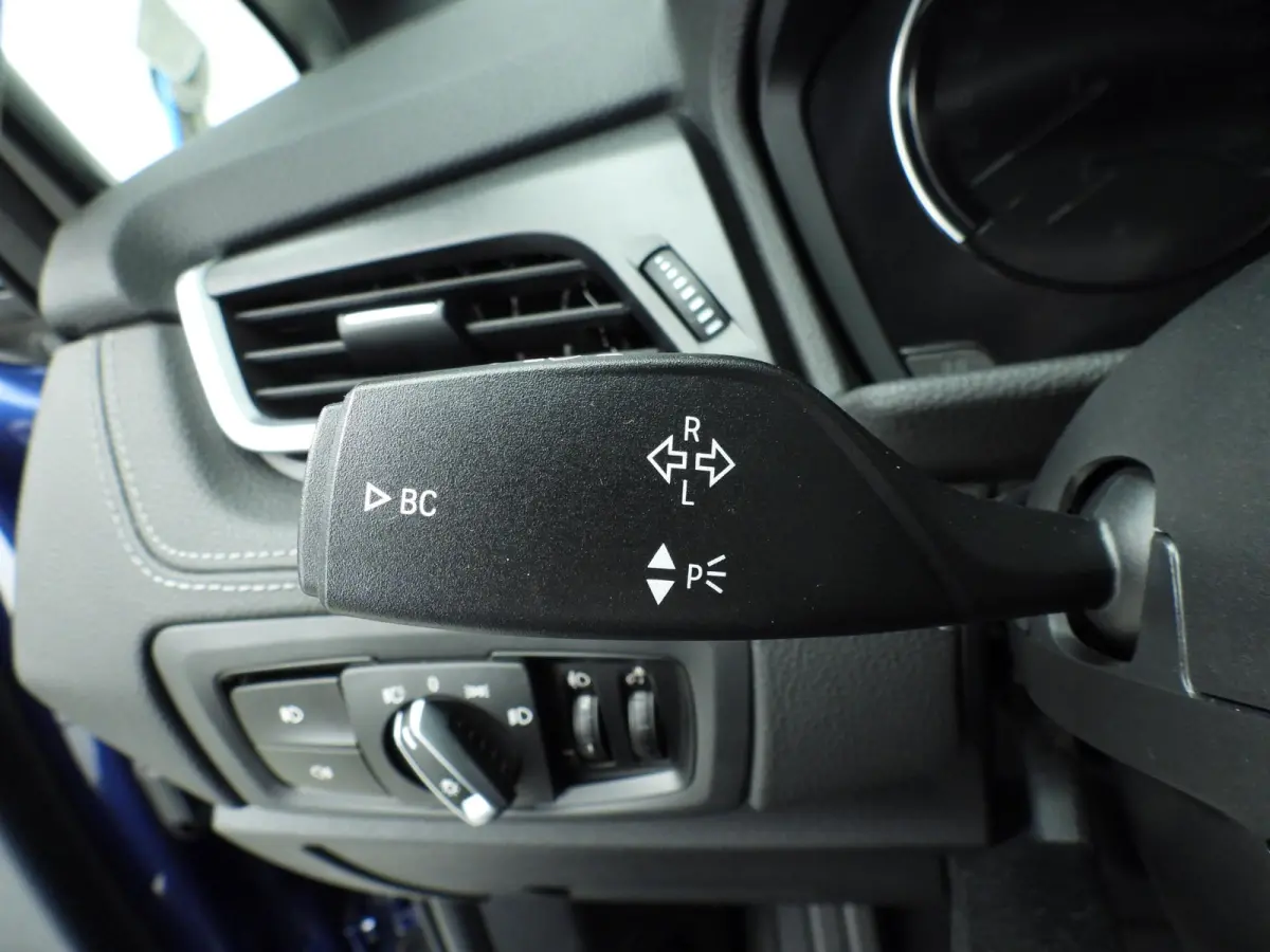 218i LED | HUD | Trekhaak | Panoramadak | Sportstoelen | DAB | Hifi speakers | Alu 17 inch