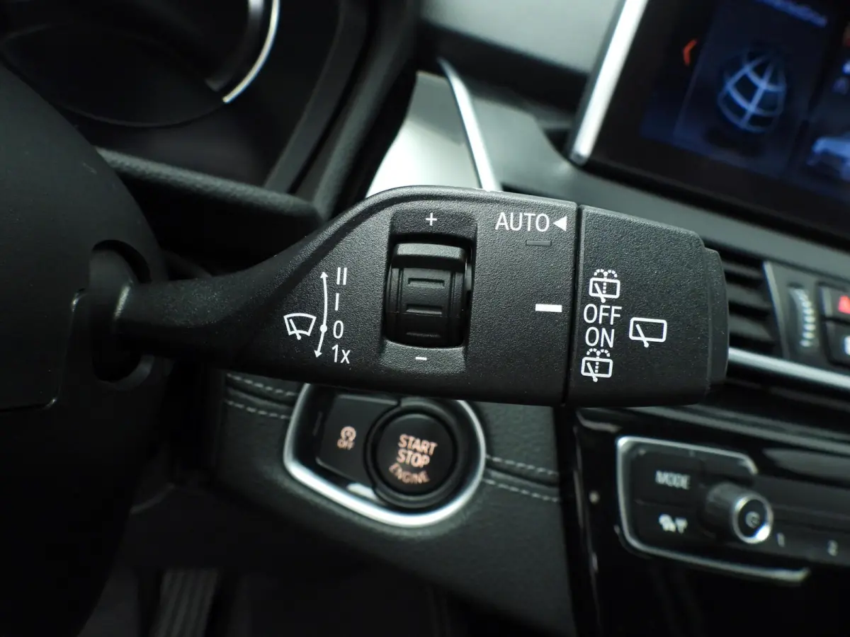 218i LED | HUD | Trekhaak | Panoramadak | Sportstoelen | DAB | Hifi speakers | Alu 17 inch