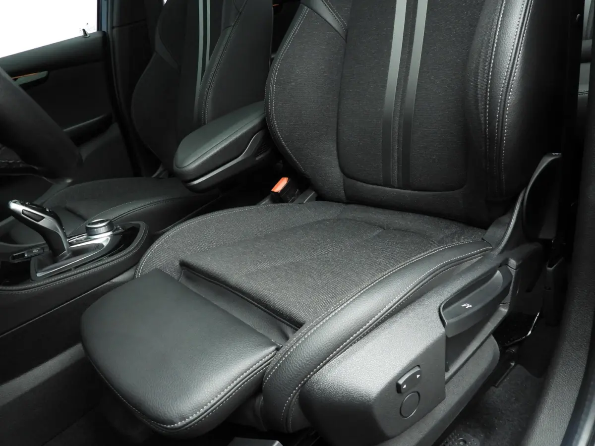 218i LED | HUD | Trekhaak | Panoramadak | Sportstoelen | DAB | Hifi speakers | Alu 17 inch