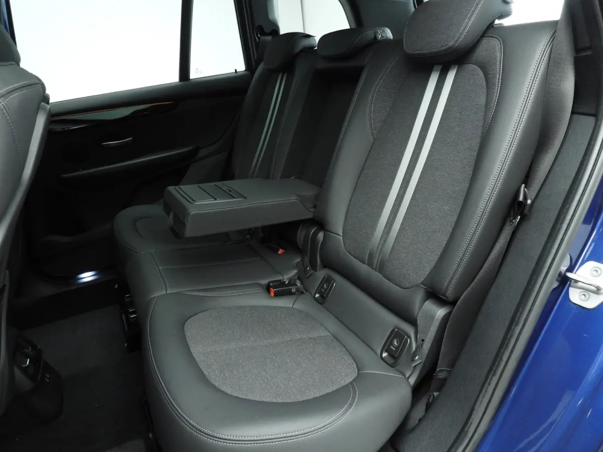 218i LED | HUD | Trekhaak | Panoramadak | Sportstoelen | DAB | Hifi speakers | Alu 17 inch