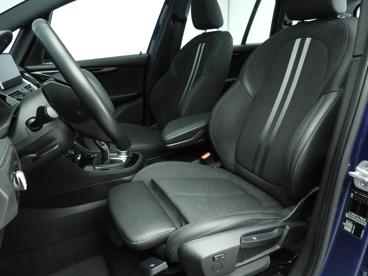 218i LED | HUD | Trekhaak | Panoramadak | Sportstoelen | DAB | Hifi speakers | Alu 17 inch