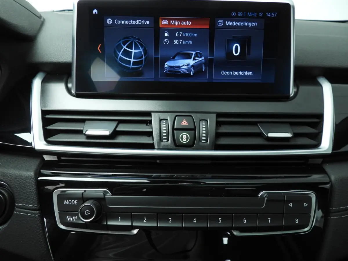 218i LED | HUD | Trekhaak | Panoramadak | Sportstoelen | DAB | Hifi speakers | Alu 17 inch