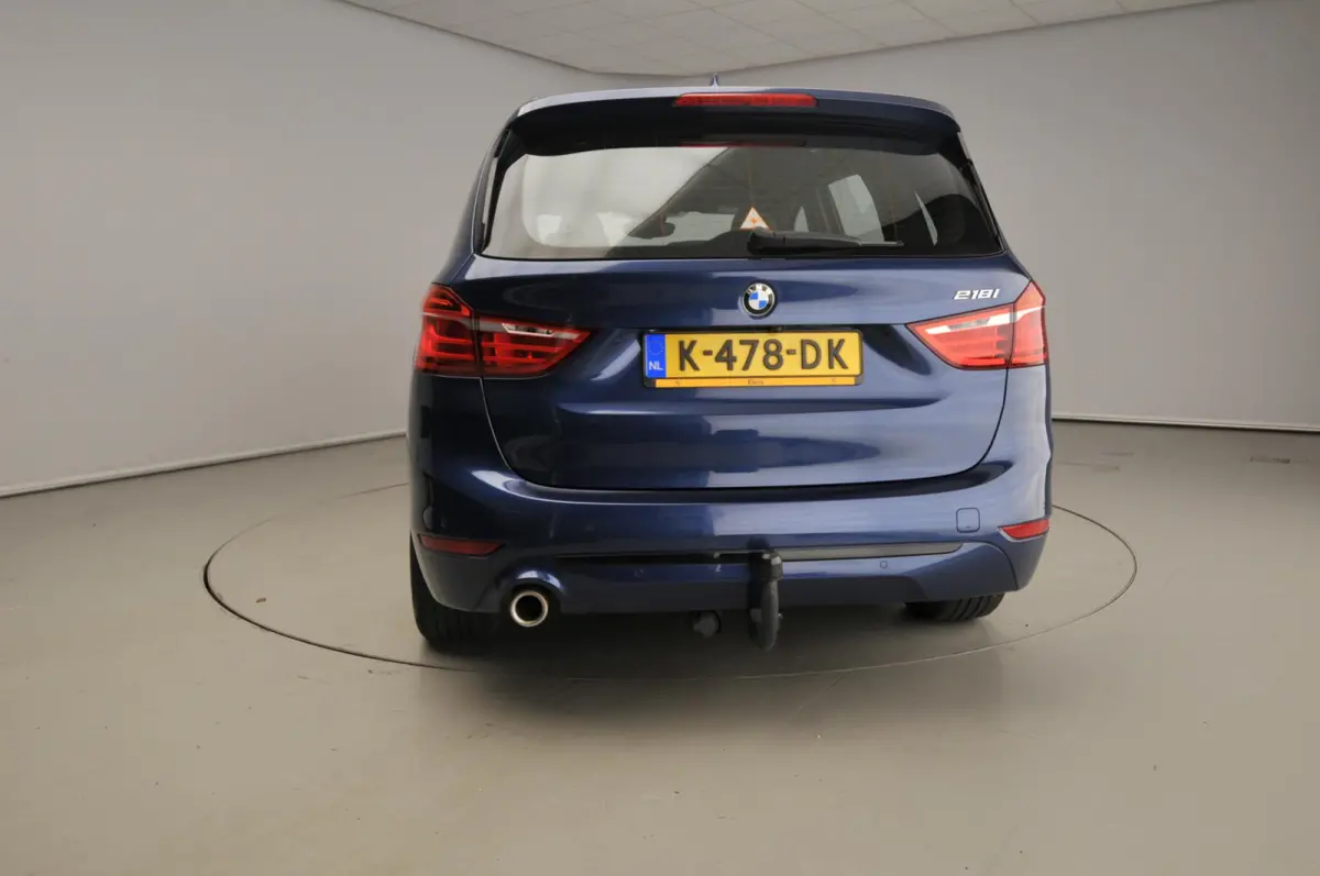 218i LED | HUD | Trekhaak | Panoramadak | Sportstoelen | DAB | Hifi speakers | Alu 17 inch