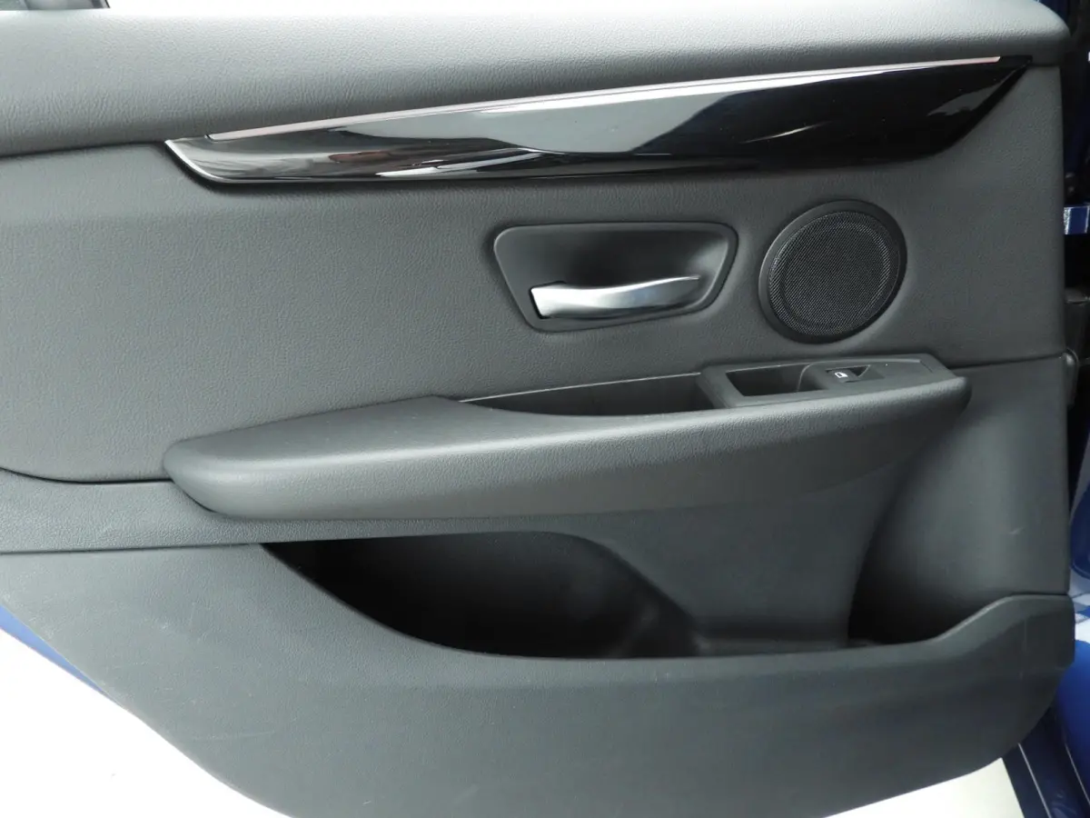 218i LED | HUD | Trekhaak | Panoramadak | Sportstoelen | DAB | Hifi speakers | Alu 17 inch