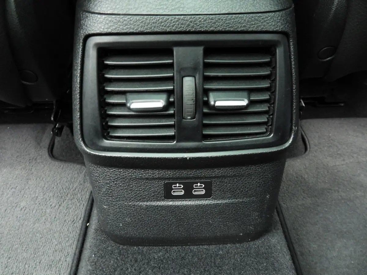 218i LED | HUD | Trekhaak | Panoramadak | Sportstoelen | DAB | Hifi speakers | Alu 17 inch