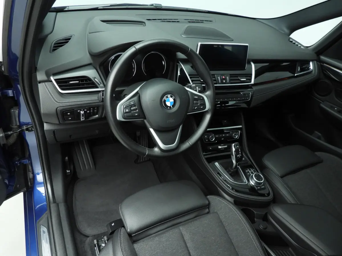 218i LED | HUD | Trekhaak | Panoramadak | Sportstoelen | DAB | Hifi speakers | Alu 17 inch