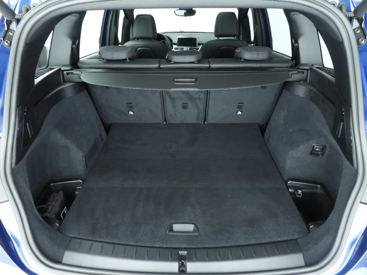 218i LED | HUD | Trekhaak | Panoramadak | Sportstoelen | DAB | Hifi speakers | Alu 17 inch