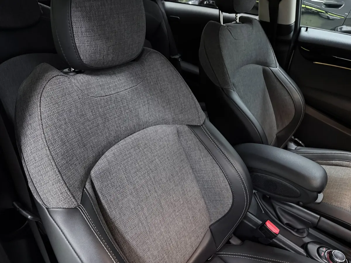 1.5 Cooper BLACK-EDITION 136PK 17''DAB/ NAVI/CRUISE/ECC/PDC/CARPLAY/SPORTSTOELEN///