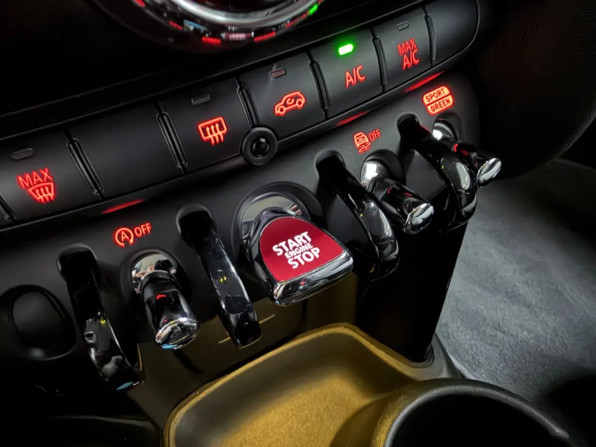 1.5 Cooper BLACK-EDITION 136PK 17''DAB/ NAVI/CRUISE/ECC/PDC/CARPLAY/SPORTSTOELEN///