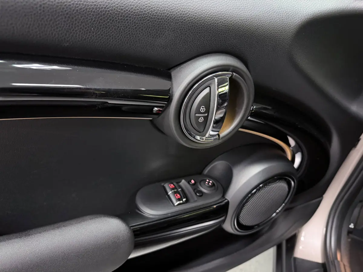 1.5 Cooper BLACK-EDITION 136PK 17''DAB/ NAVI/CRUISE/ECC/PDC/CARPLAY/SPORTSTOELEN///