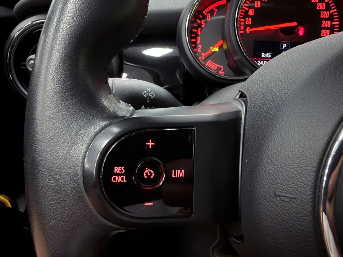 1.5 Cooper BLACK-EDITION 136PK 17''DAB/ NAVI/CRUISE/ECC/PDC/CARPLAY/SPORTSTOELEN///