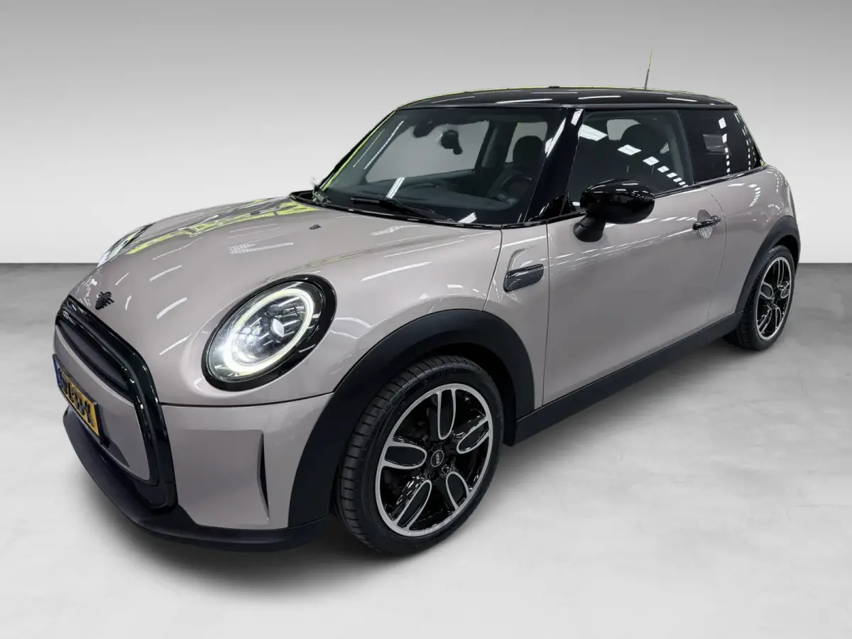 1.5 Cooper BLACK-EDITION 136PK 17''DAB/ NAVI/CRUISE/ECC/PDC/CARPLAY/SPORTSTOELEN///