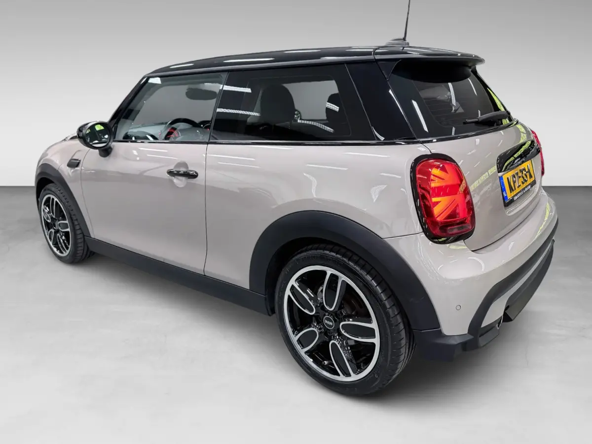 1.5 Cooper BLACK-EDITION 136PK 17''DAB/ NAVI/CRUISE/ECC/PDC/CARPLAY/SPORTSTOELEN///