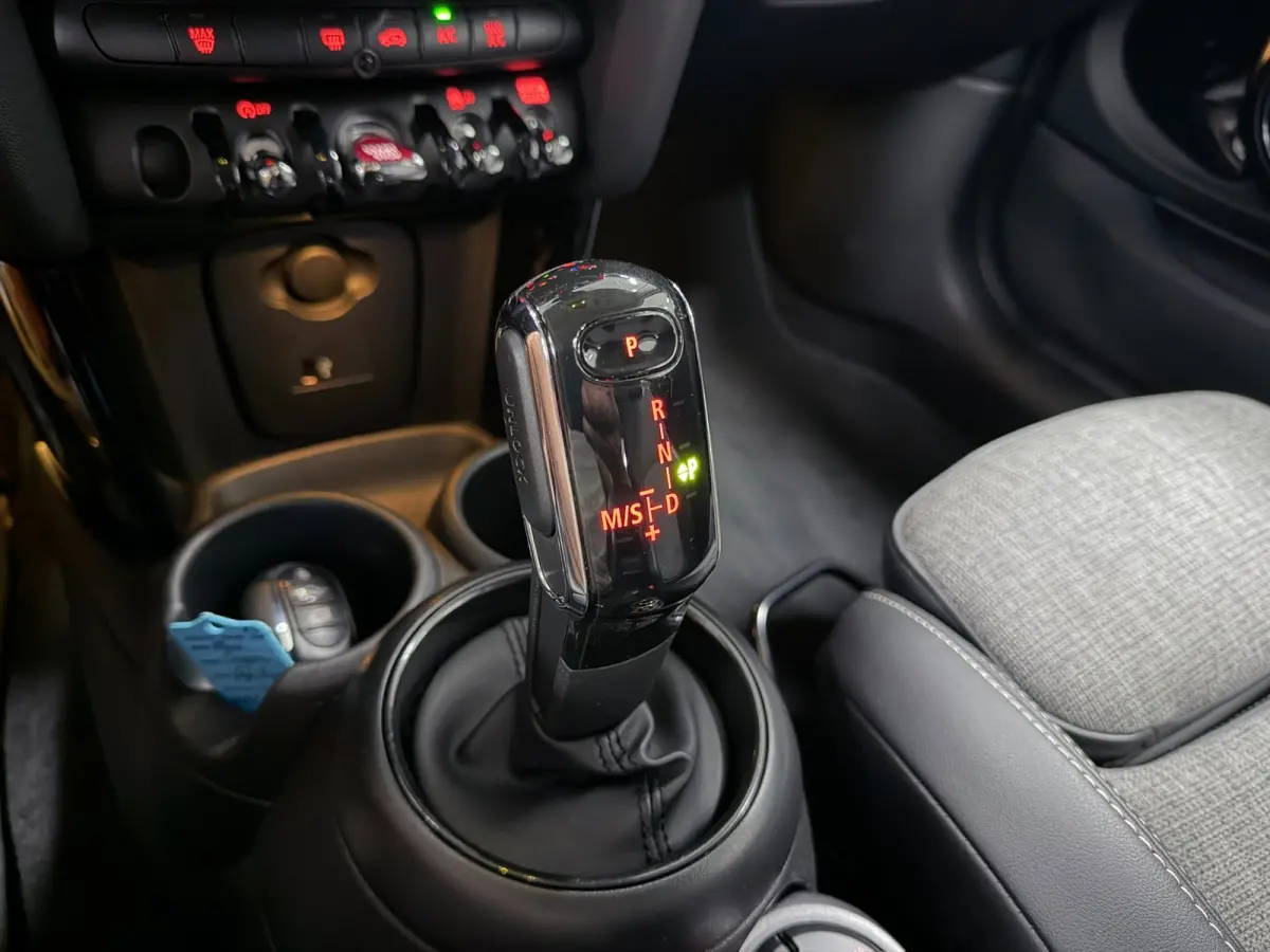 1.5 Cooper BLACK-EDITION 136PK 17''DAB/ NAVI/CRUISE/ECC/PDC/CARPLAY/SPORTSTOELEN///