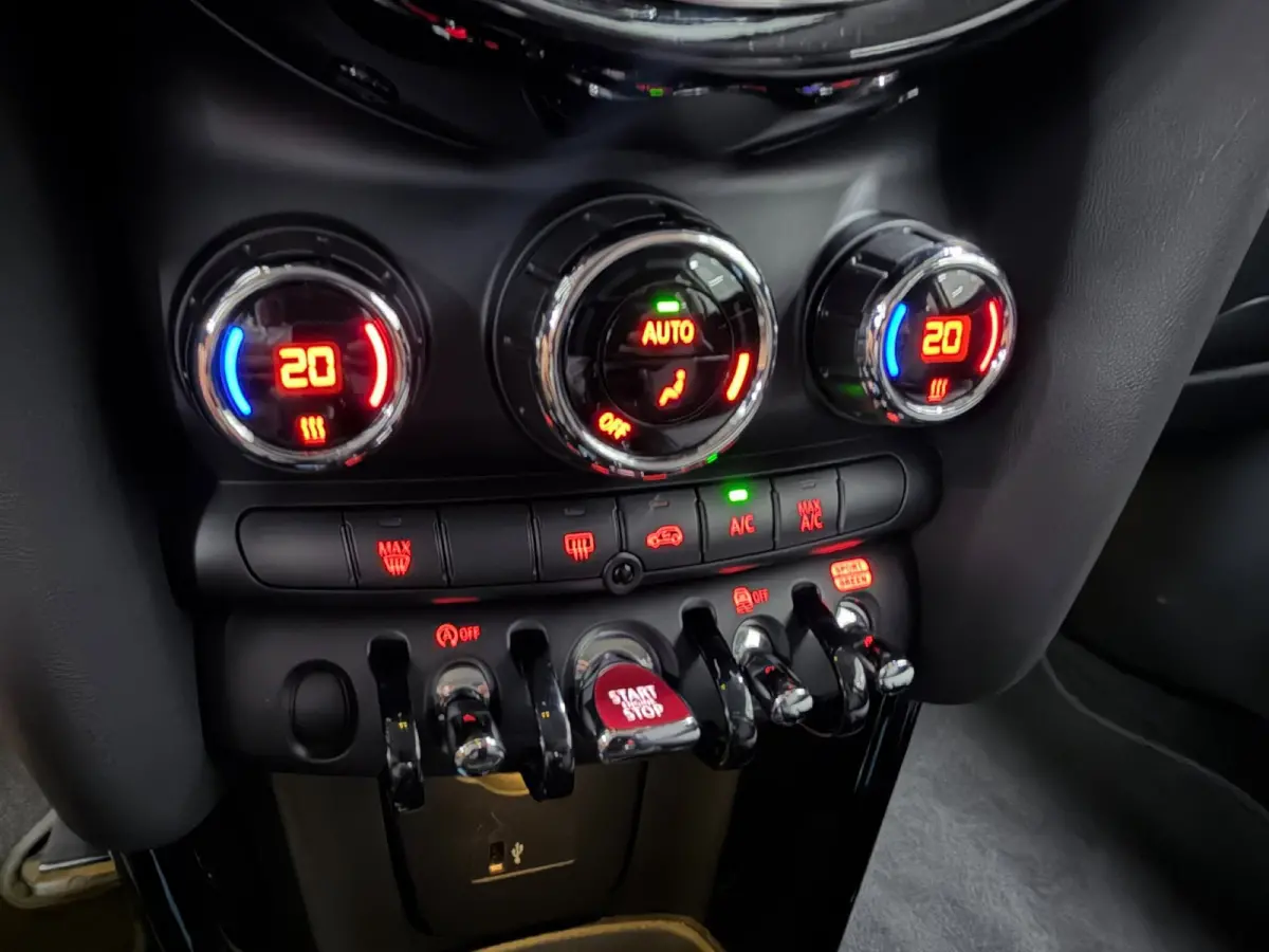 1.5 Cooper BLACK-EDITION 136PK 17''DAB/ NAVI/CRUISE/ECC/PDC/CARPLAY/SPORTSTOELEN///