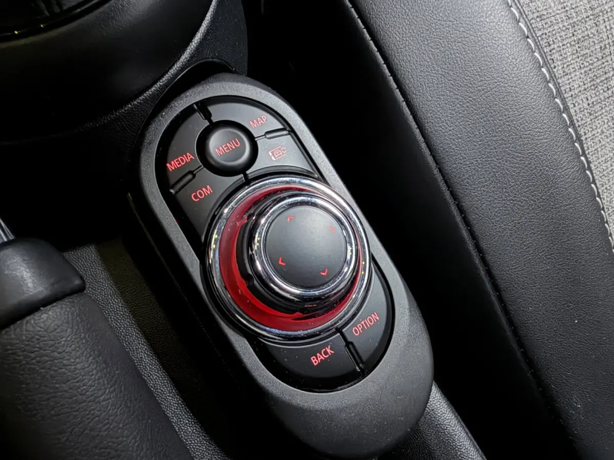 1.5 Cooper BLACK-EDITION 136PK 17''DAB/ NAVI/CRUISE/ECC/PDC/CARPLAY/SPORTSTOELEN///