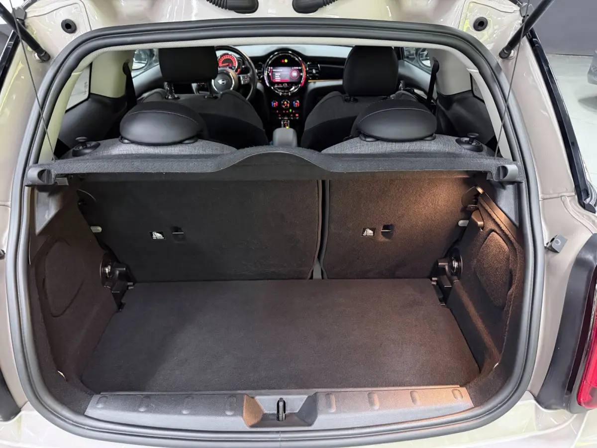 1.5 Cooper BLACK-EDITION 136PK 17''DAB/ NAVI/CRUISE/ECC/PDC/CARPLAY/SPORTSTOELEN///
