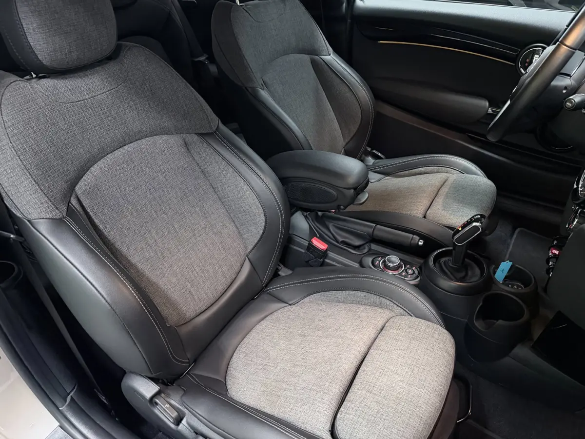 1.5 Cooper BLACK-EDITION 136PK 17''DAB/ NAVI/CRUISE/ECC/PDC/CARPLAY/SPORTSTOELEN///