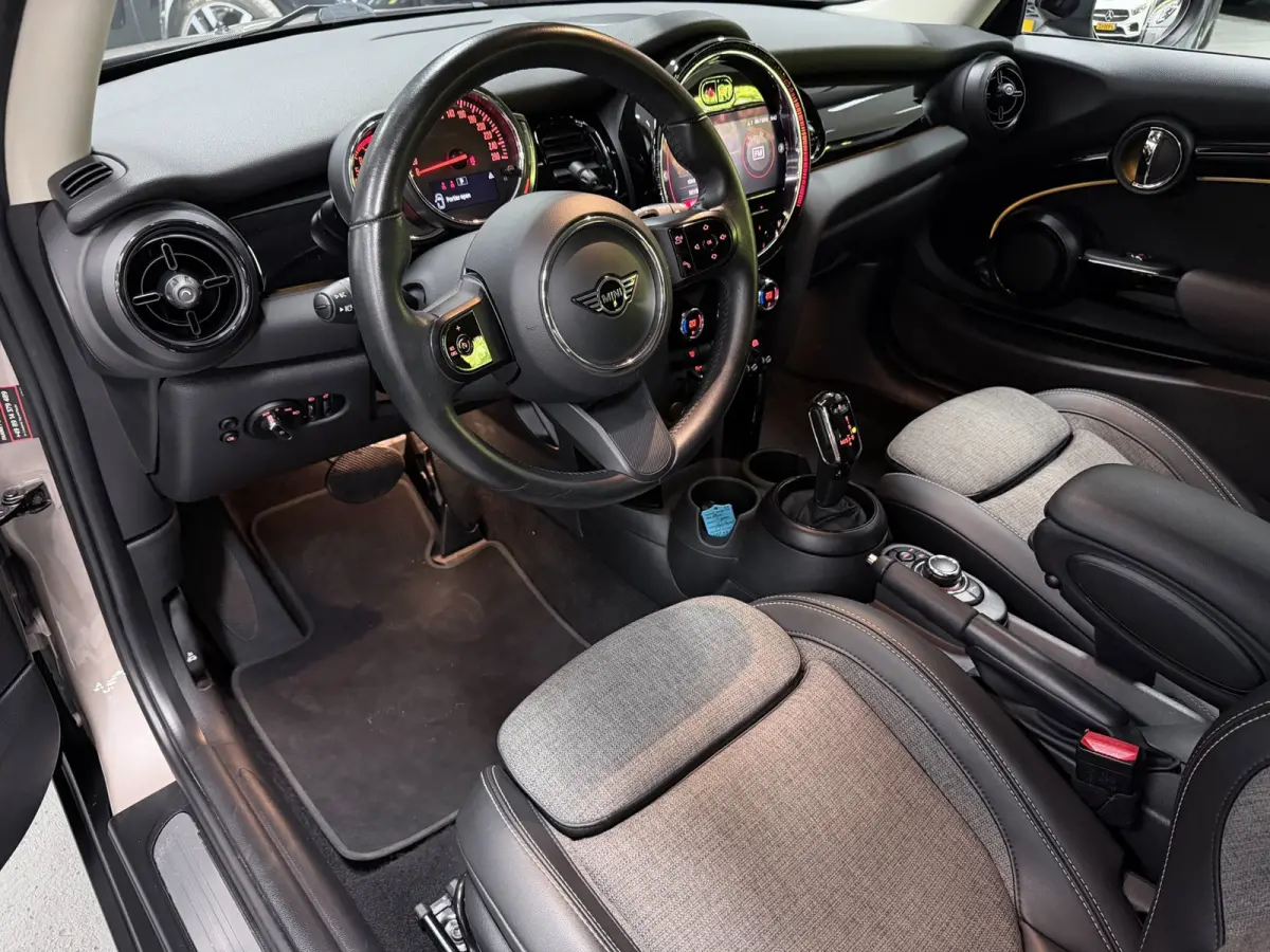 1.5 Cooper BLACK-EDITION 136PK 17''DAB/ NAVI/CRUISE/ECC/PDC/CARPLAY/SPORTSTOELEN///