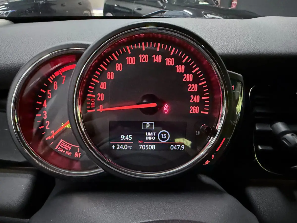 1.5 Cooper BLACK-EDITION 136PK 17''DAB/ NAVI/CRUISE/ECC/PDC/CARPLAY/SPORTSTOELEN///