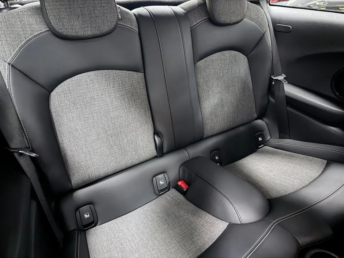 1.5 Cooper BLACK-EDITION 136PK 17''DAB/ NAVI/CRUISE/ECC/PDC/CARPLAY/SPORTSTOELEN///