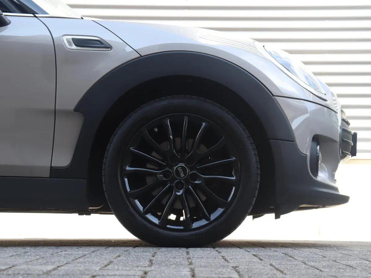 Cooper | Classic + Panodak + Apple Carplay + Verwarmbare Voorstoelen + Climate Control + LED Koplampen + 17" Net Spoke Zwart