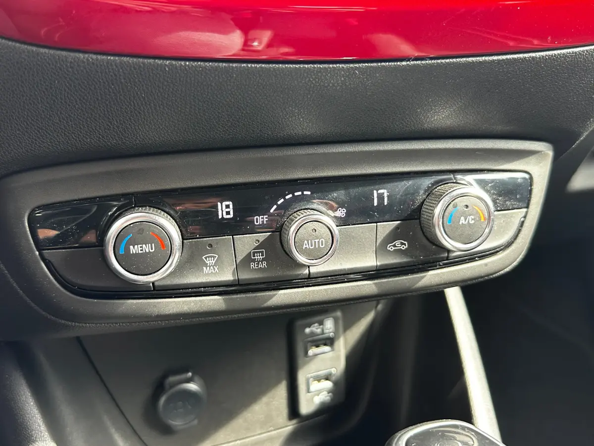 1.2 Turbo 130 PK GS Line AUTOMAAT | TREKHAAK| AGR-COMFORTSTOEL| NAVIGATIE + APPLE CARPLAY/ANDROID AUTO| DODEHOEK DETECTIE| CAMERA + PARKEERSENSOREN| KEYLESS ENTRY/START|