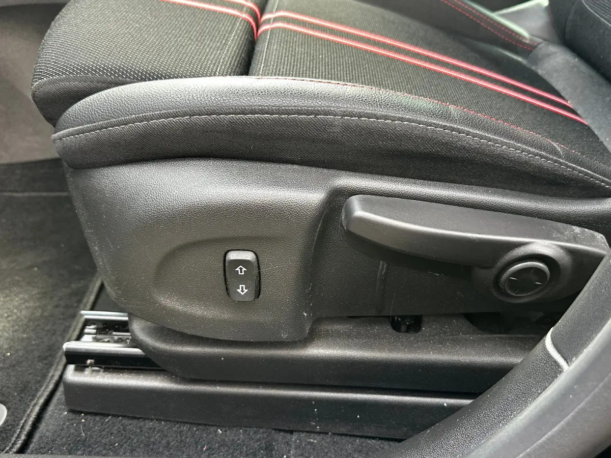1.2 Turbo 130 PK GS Line AUTOMAAT | TREKHAAK| AGR-COMFORTSTOEL| NAVIGATIE + APPLE CARPLAY/ANDROID AUTO| DODEHOEK DETECTIE| CAMERA + PARKEERSENSOREN| KEYLESS ENTRY/START|
