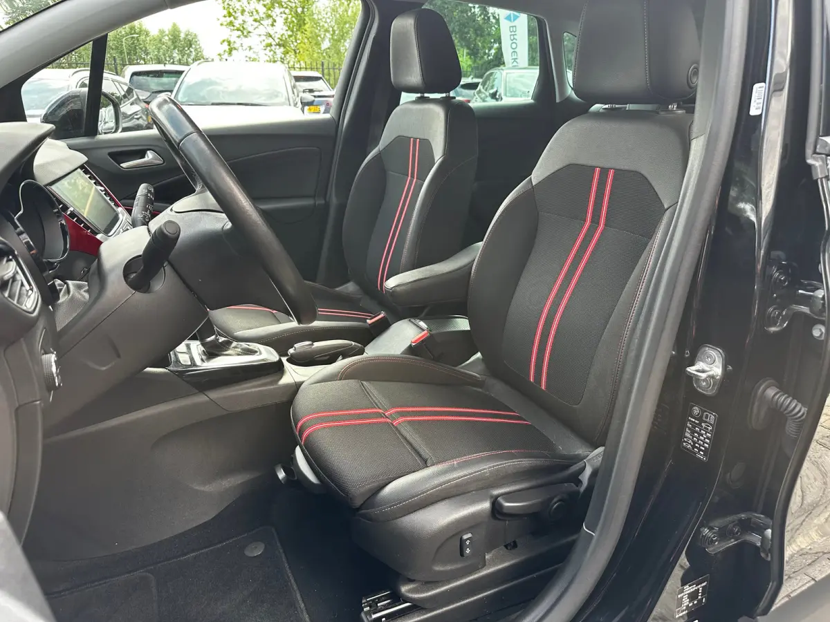 1.2 Turbo 130 PK GS Line AUTOMAAT | TREKHAAK| AGR-COMFORTSTOEL| NAVIGATIE + APPLE CARPLAY/ANDROID AUTO| DODEHOEK DETECTIE| CAMERA + PARKEERSENSOREN| KEYLESS ENTRY/START|