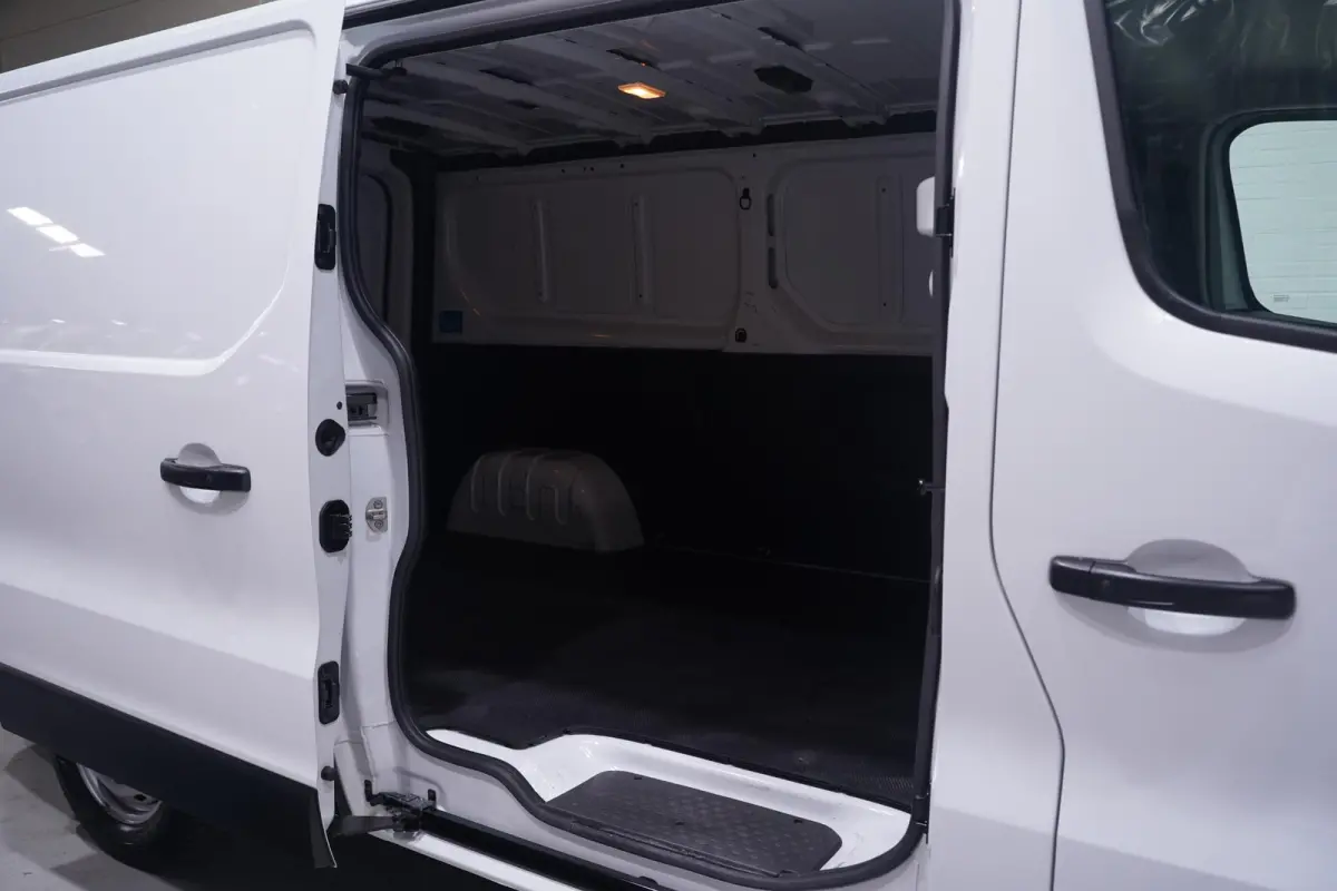 2.0 DCi 130 pk L2H1 Airco, Apple Carplay,Camera Trekhaak, BPM Vrij, Cruise Control, PDC achter, 3-Zits