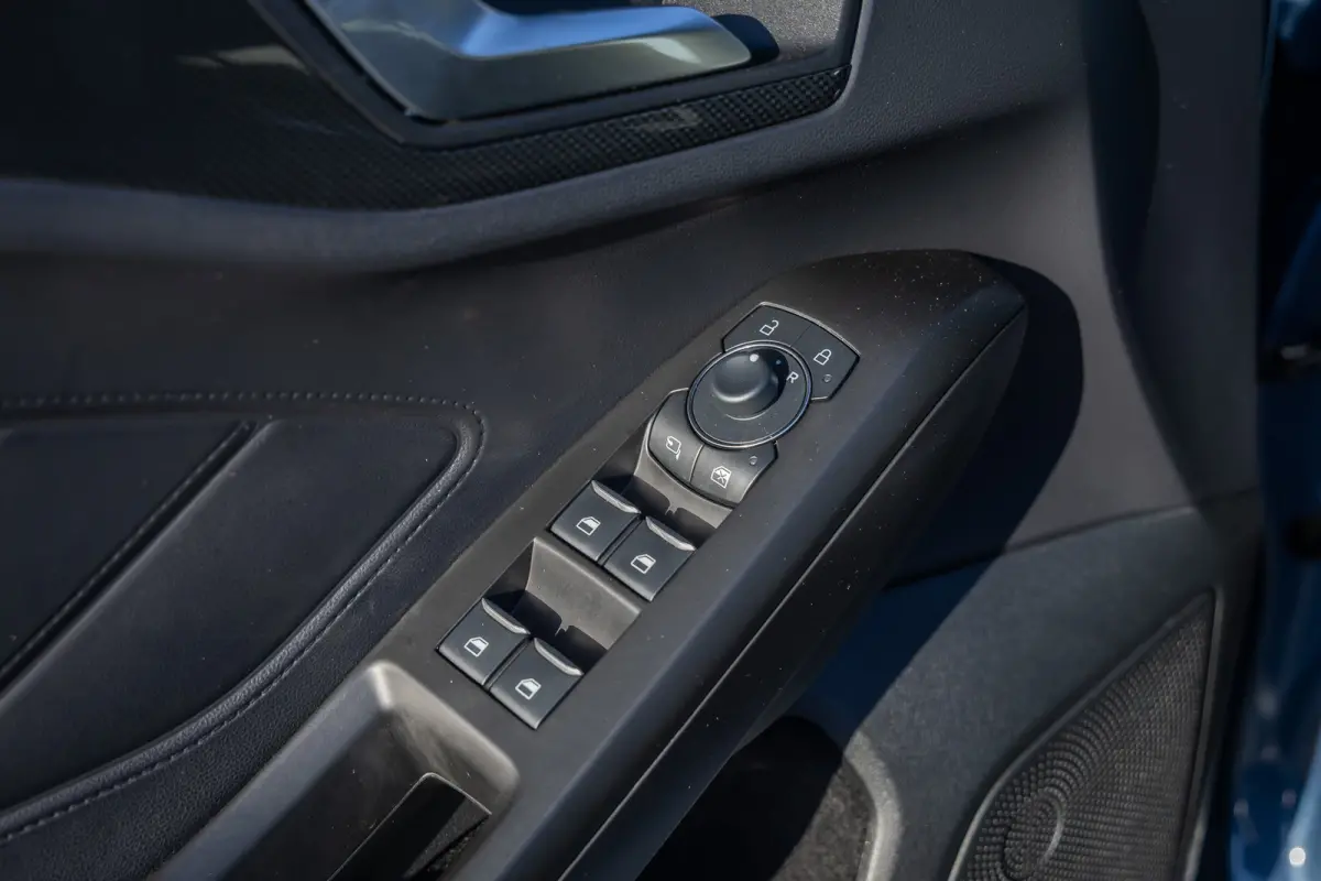 1.0 EcoBoost Hybrid ST Line | Keyless | Elektrische Trekhaak | Stoel- Stuurverwarming | FULL Led | Dodehoek detectie | ACC | Airco (automatisch) | Apple Carplay/Android Auto|telefoonintegrat