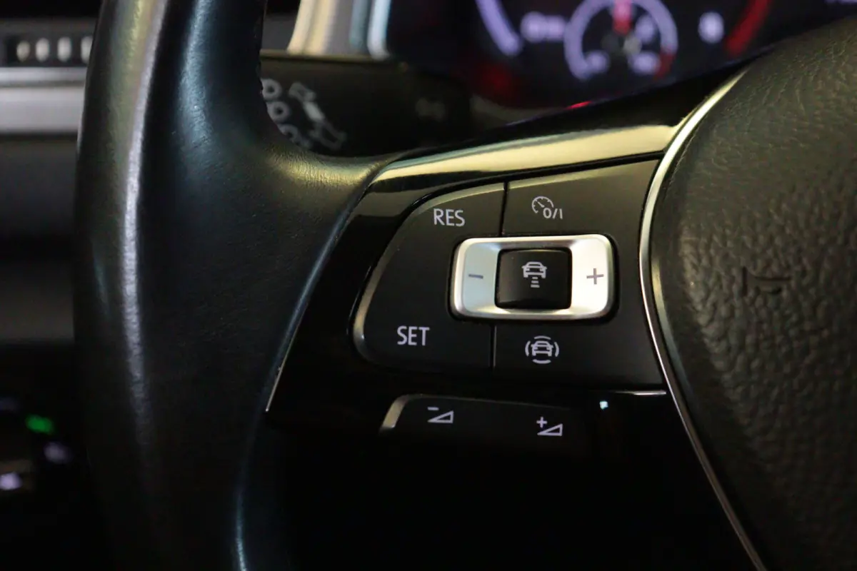 1.0 TSI Style | TWO-TONE | NAVI / APPCONNECT | CLIMA | PDC V+A | ADAP CRUISE |