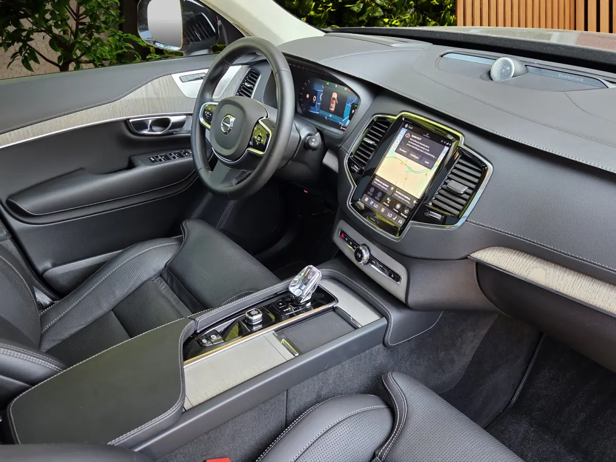 2.0 T8 Recharge AWD Ultra Dark Black | Full Option! | Trekhaak | Luchtvering | Bowers&Wilkins | Massage/ventilatie