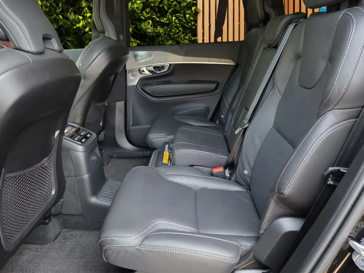 2.0 T8 Recharge AWD Ultra Dark Black | Full Option! | Trekhaak | Luchtvering | Bowers&Wilkins | Massage/ventilatie