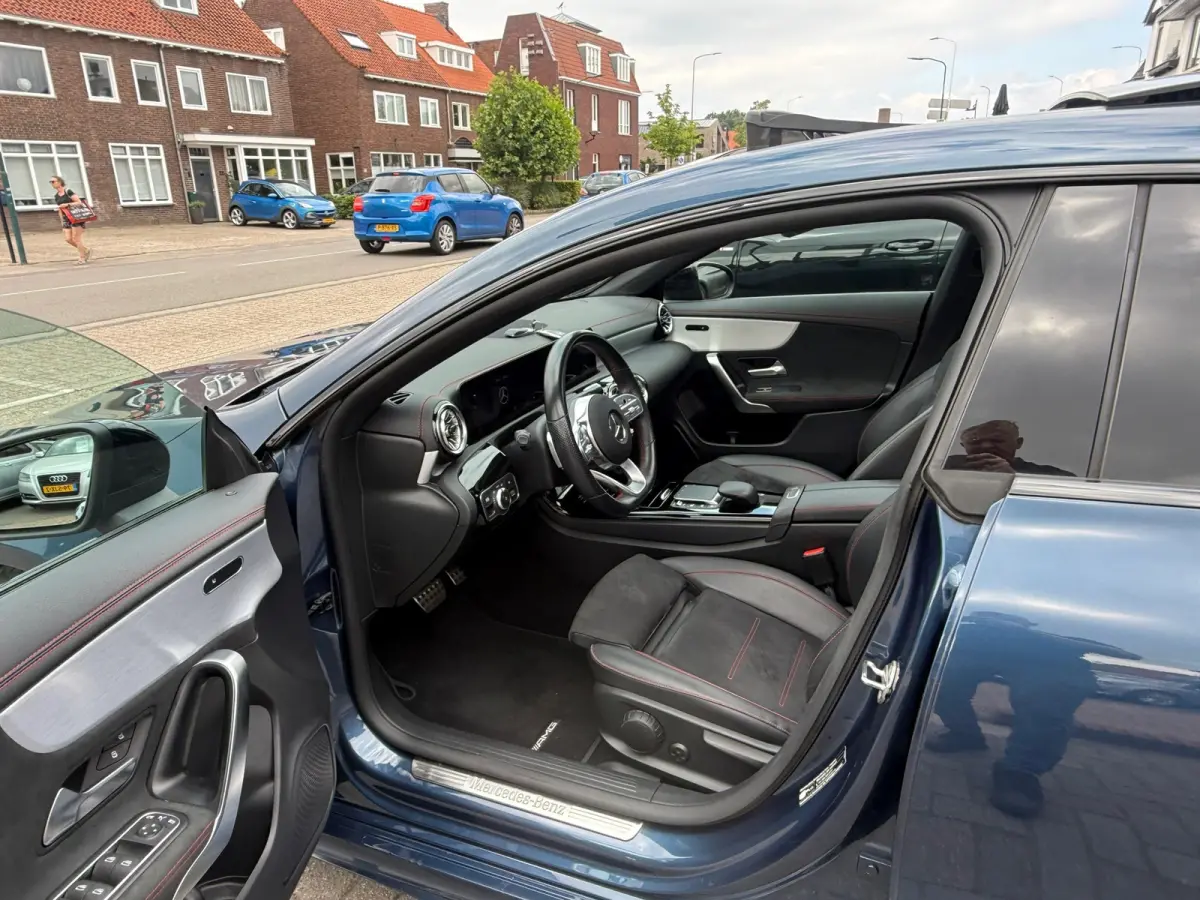 180 Business Solution AMG,NL-auto,Panoramadak,Ambient,Stoelverwarming,Navigatie