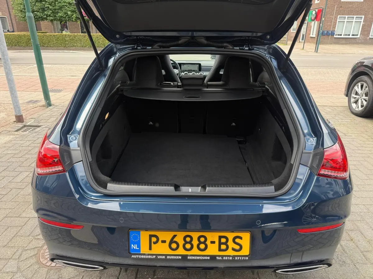 180 Business Solution AMG,NL-auto,Panoramadak,Ambient,Stoelverwarming,Navigatie