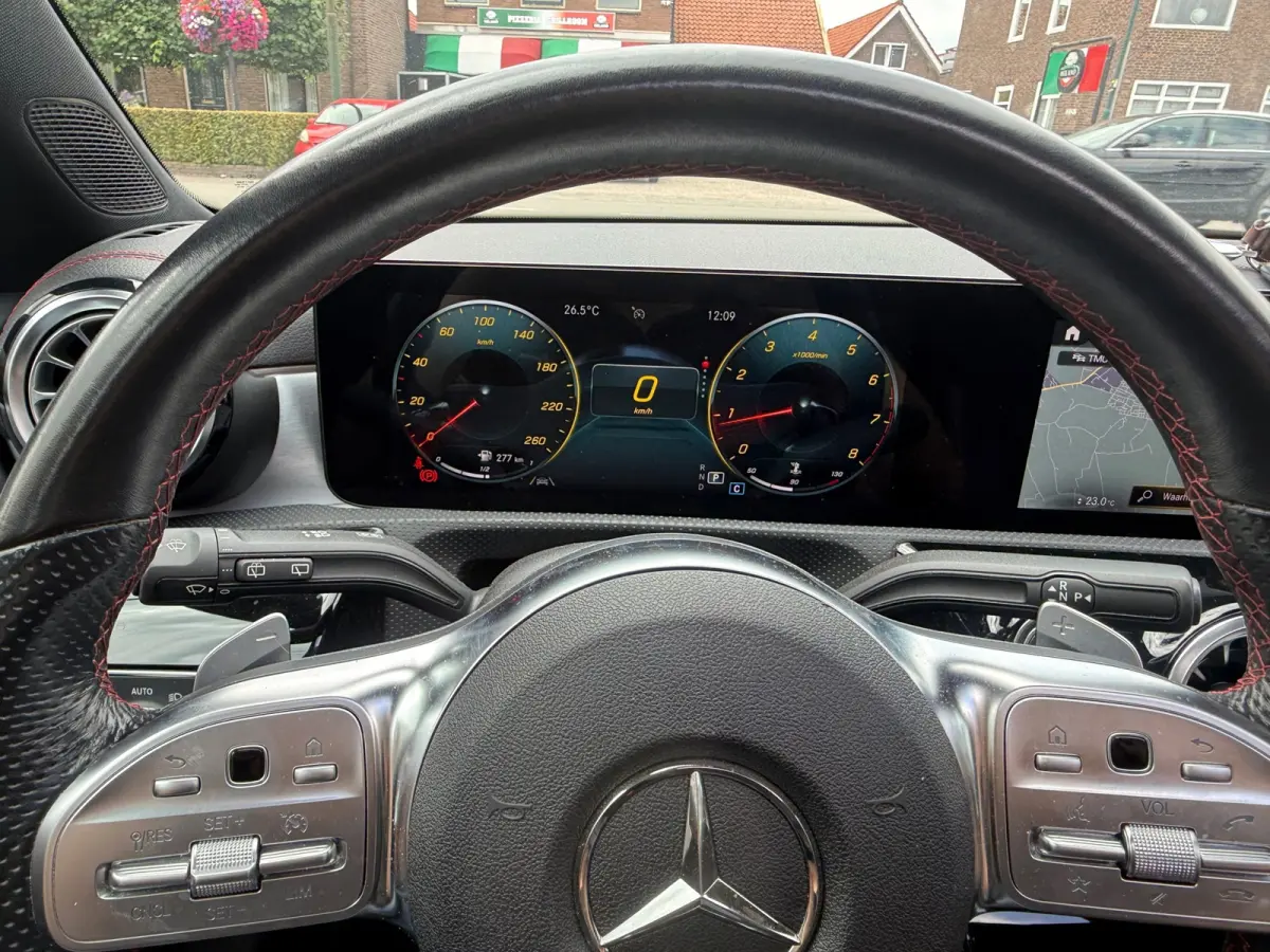 180 Business Solution AMG,NL-auto,Panoramadak,Ambient,Stoelverwarming,Navigatie