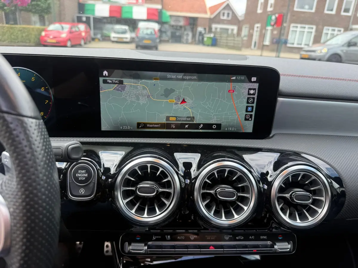 180 Business Solution AMG,NL-auto,Panoramadak,Ambient,Stoelverwarming,Navigatie