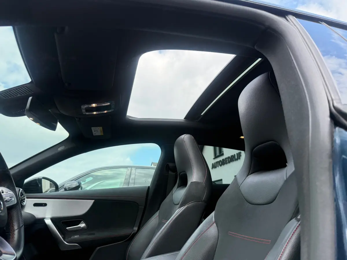 180 Business Solution AMG,NL-auto,Panoramadak,Ambient,Stoelverwarming,Navigatie