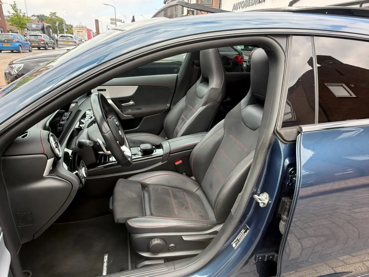 180 Business Solution AMG,NL-auto,Panoramadak,Ambient,Stoelverwarming,Navigatie