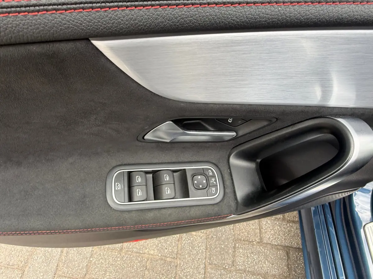 180 Business Solution AMG,NL-auto,Panoramadak,Ambient,Stoelverwarming,Navigatie